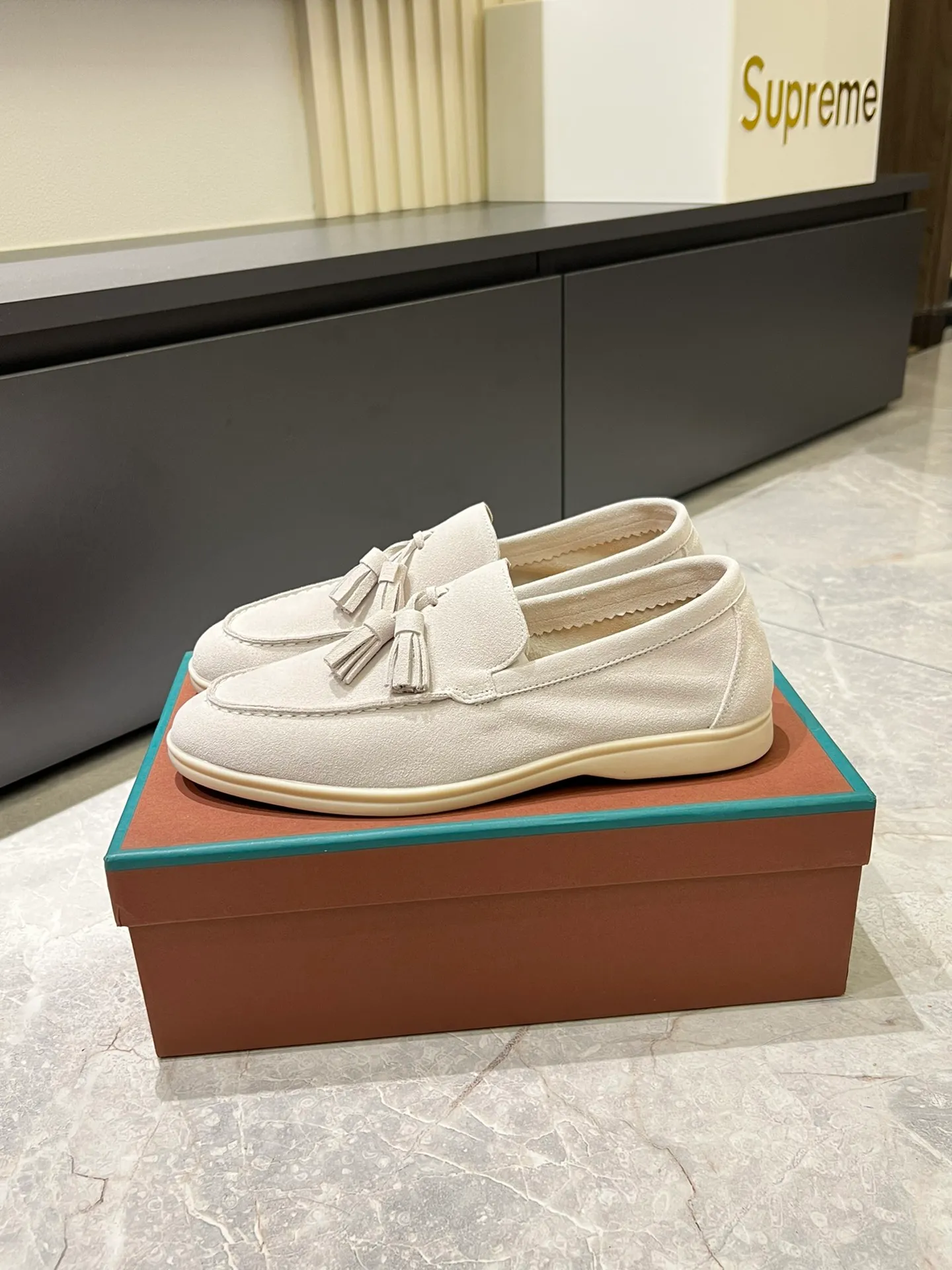 Men's shoes 💰p360 "Loro men's shoes 💰pian'*" Classic L men's shoes for couples 💰p Top version British flat loafers, a must-have item in old money style, the minimalist design is eye-catching and durable, a plus point for dressing The soft foot feel and texture are outstanding. They don’t scratch your feet and are very nice. They are matched with soft and waxy soles. They can be worn daily for a long time without getting tired. They are easy to wear, versatile and classic items, with perfect foot feel and texture! Imported cashmere fabric, the lining is made of imported A-grade water-dyed cow lining, the top version of the genuine leather midsole is sewn with pure handmade mark thread! Size: Female 35-40 (34. Customized) Male 38-44 (45.46. Customized)